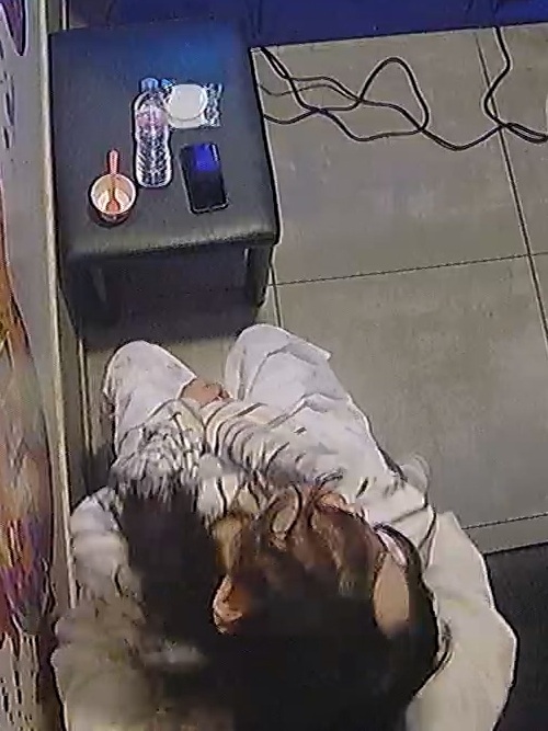 여자를 손가락으로 애무하는 데는 특별한 기술이 필요 없습니다. 체력만 좋다면 말이죠. 여자는 오르가즘을 느낀 후, 본능적으로 남자의 끊임없는 클리토리스 자극에서 벗어나려고 발버둥 칩니다. [해킹된 한국 노래방 IP 카메라] [단독 영상]